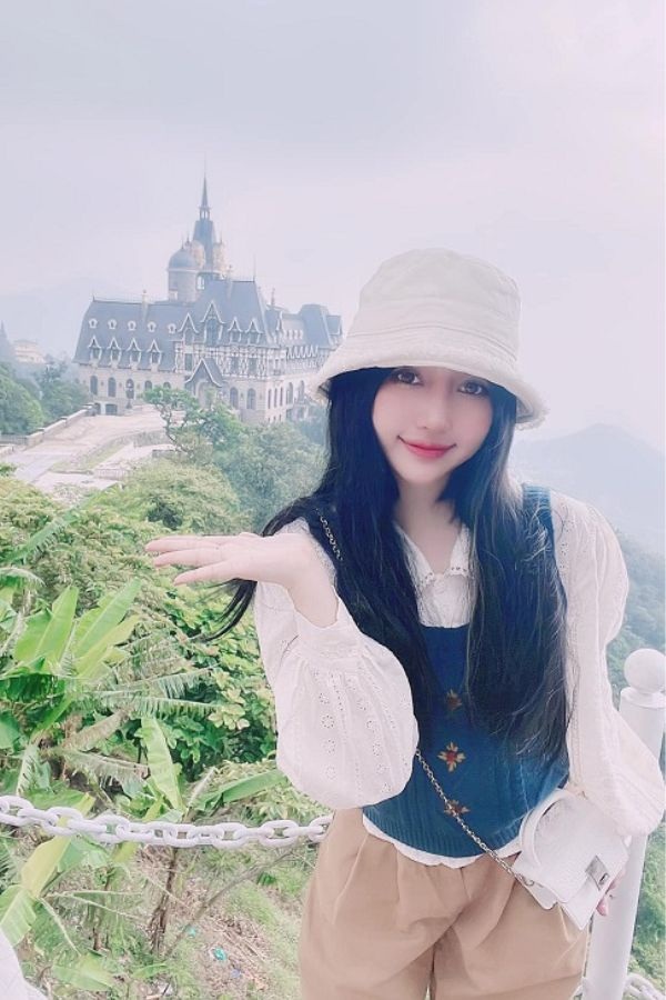 TikToker Di Huyn xinh đẹp có sở thích đi du lịch và ca hát