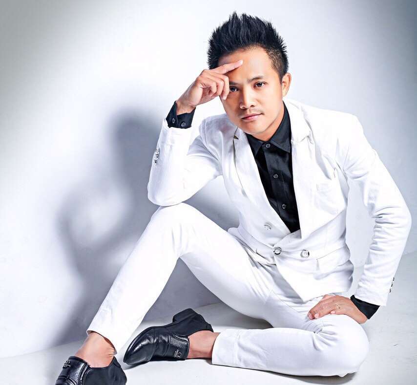 Anh chinh phục khán giả bằng tài dẫn dắt duyên dáng 