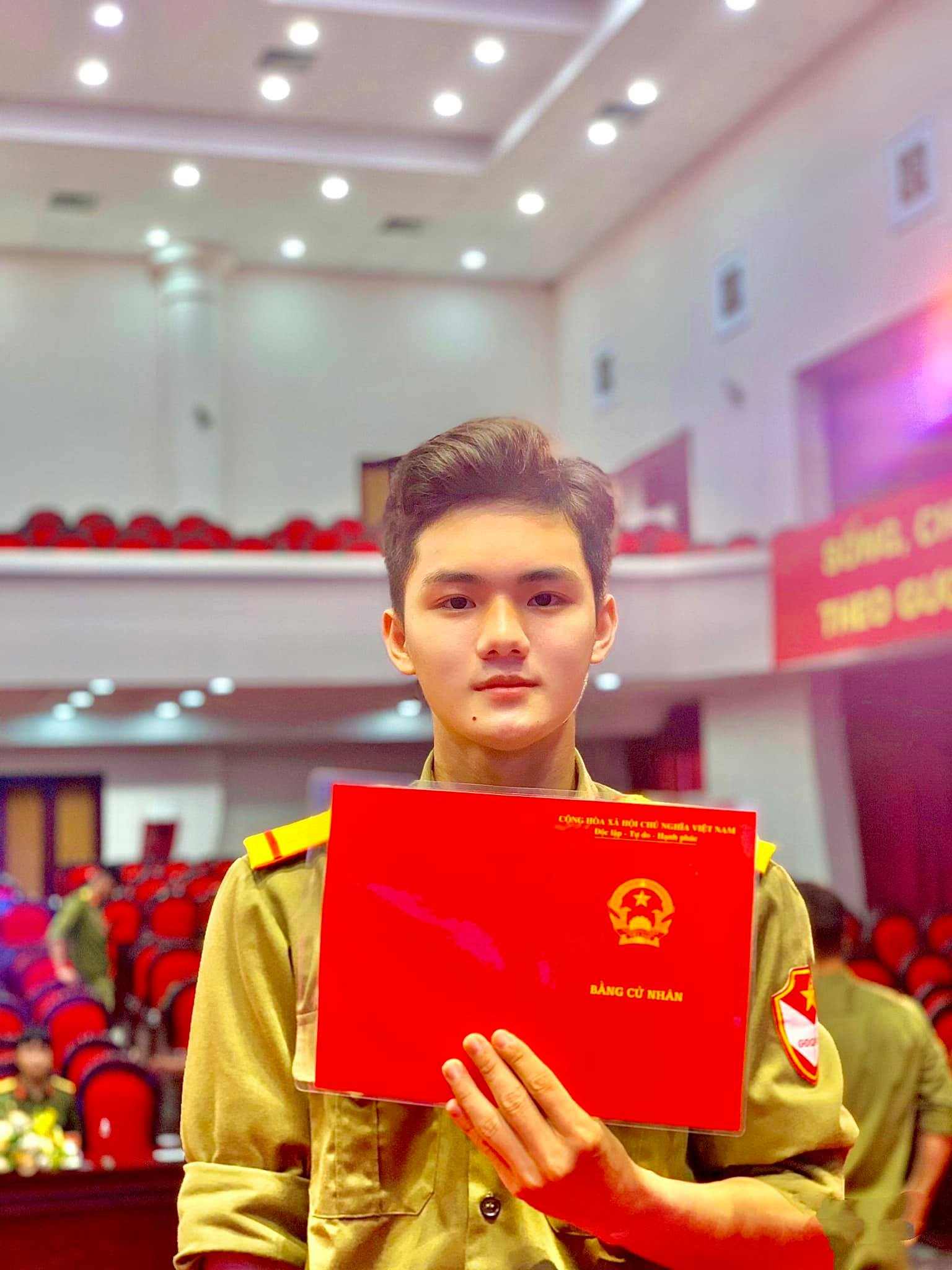 Tấm bằng cử nhân đại học của Hoài Lâm