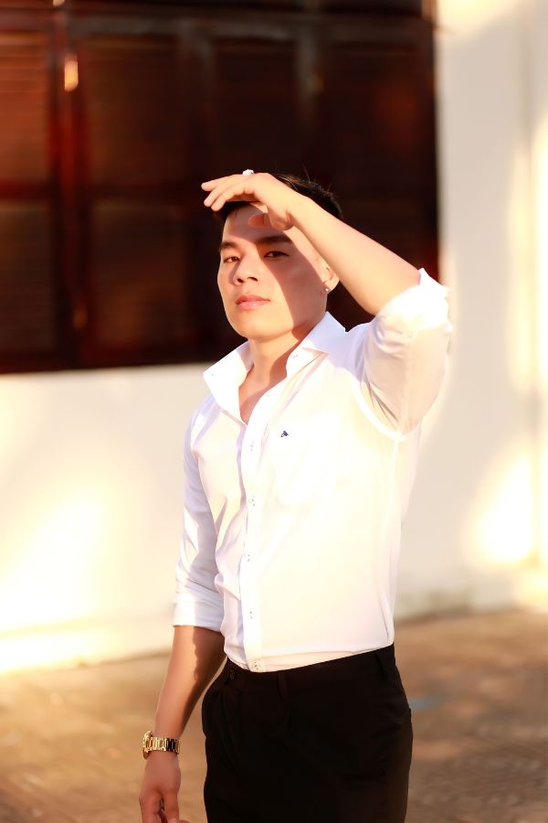 Sỹ Trần đầy cuốn hút trong chiếc sơ mi trắng