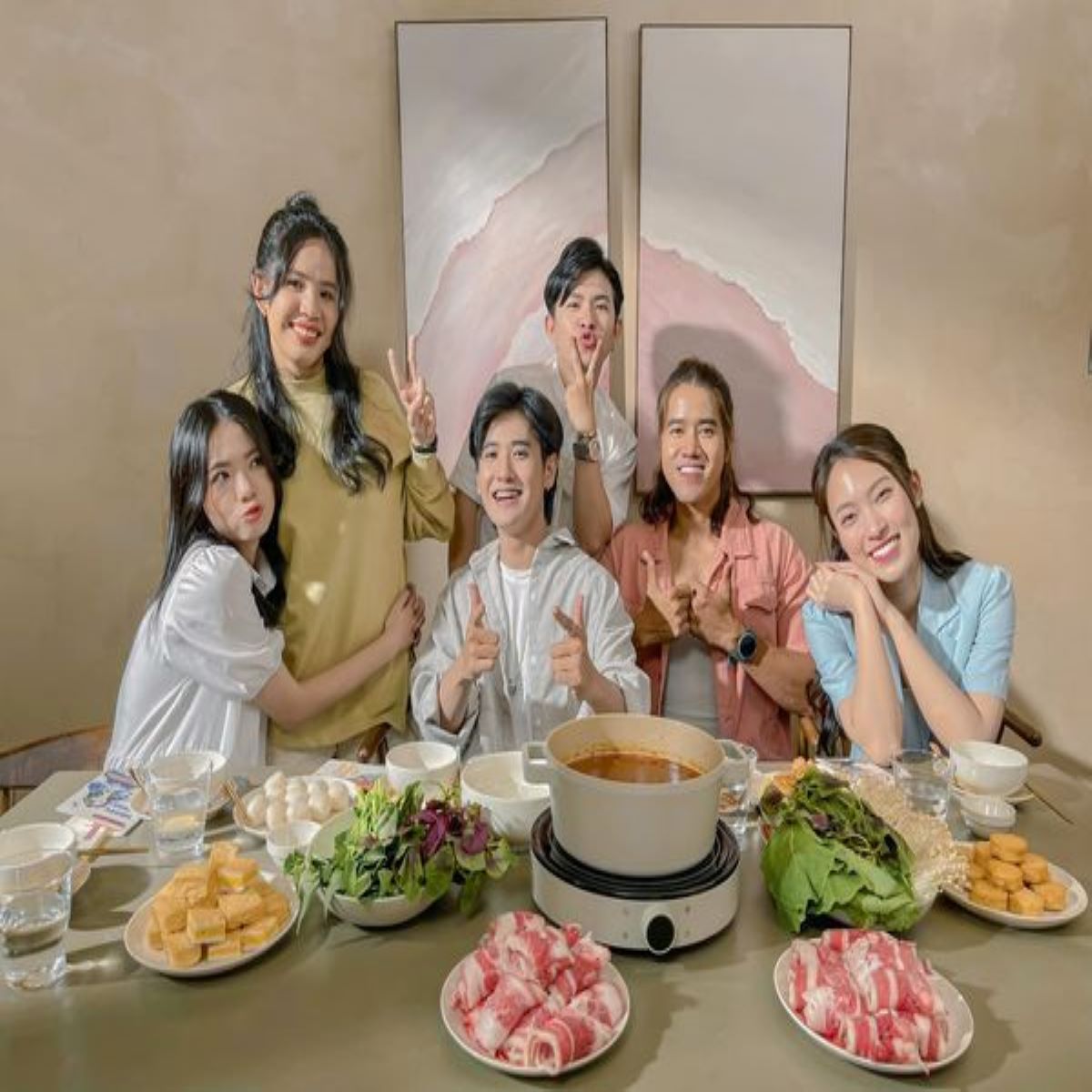 Vinh Trần nhí nhảnh chụp hình cùng các TikToker