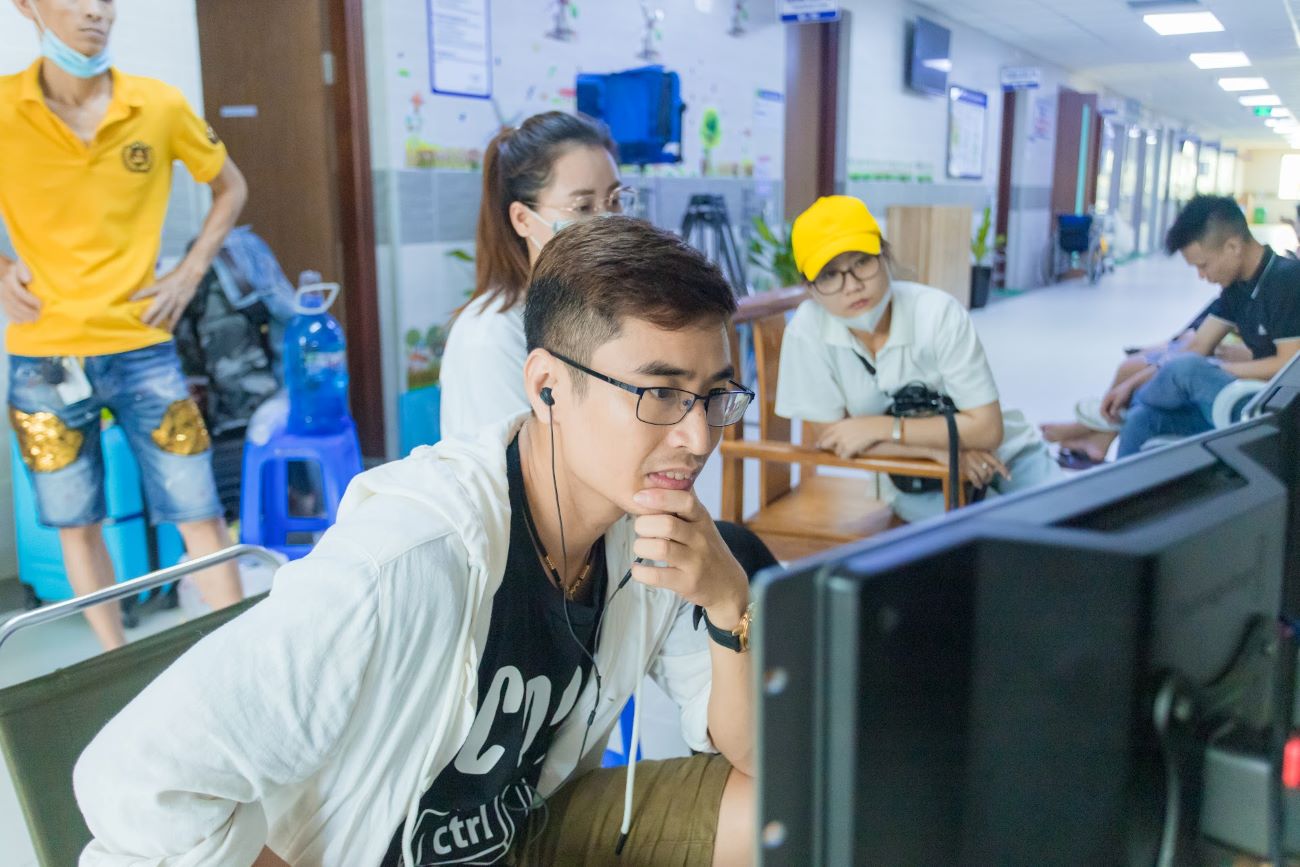 Đạo diễn Mai Long phía sau hậu trường 