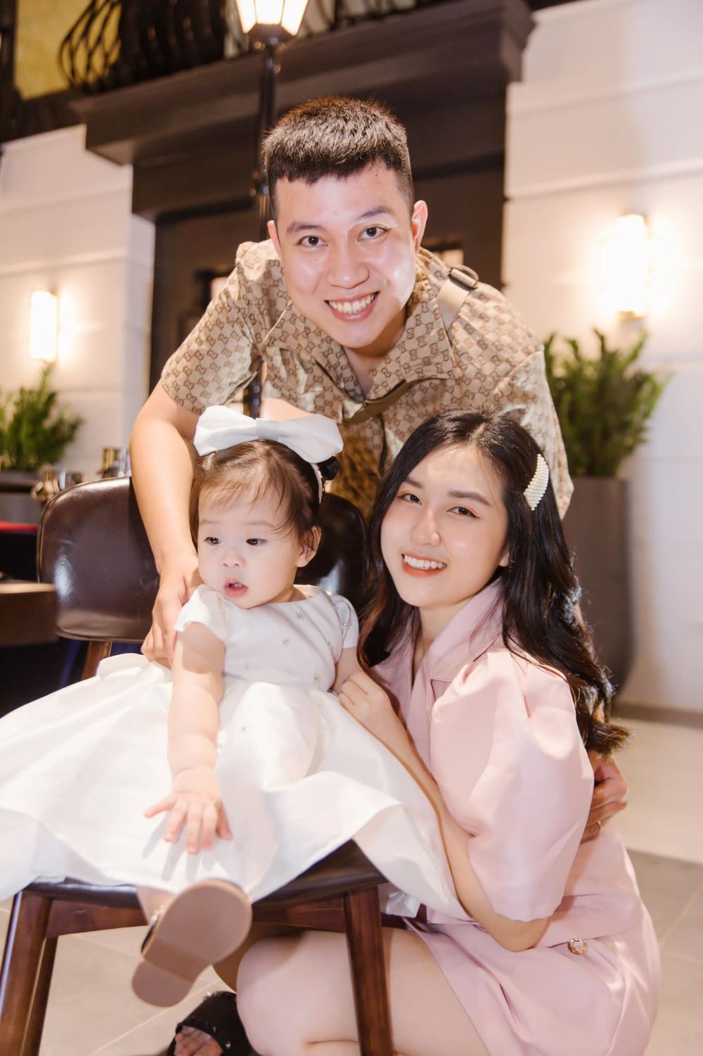  Cô nàng đã kết hôn và trở thành bà mẹ trẻ hot trên mạng xã hội.