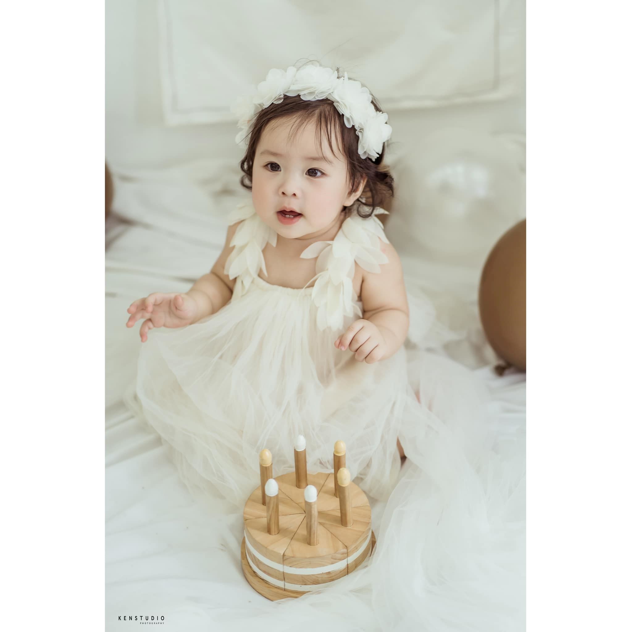 Bé Cà Chua – Con gái nhỏ của bà mẹ trẻ.