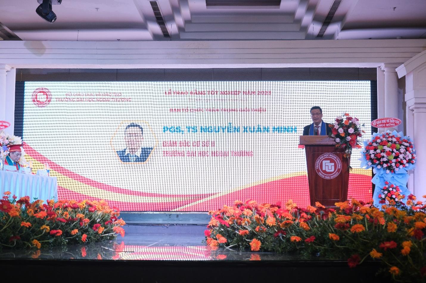 PGS, TS Nguyễn Xuân Minh – Giám đốc Cơ sở II báo cáo tổng kết quá trình học tập và rèn luyện của tân Tiến sĩ, tân Thạc sĩ, tân Cử nhân