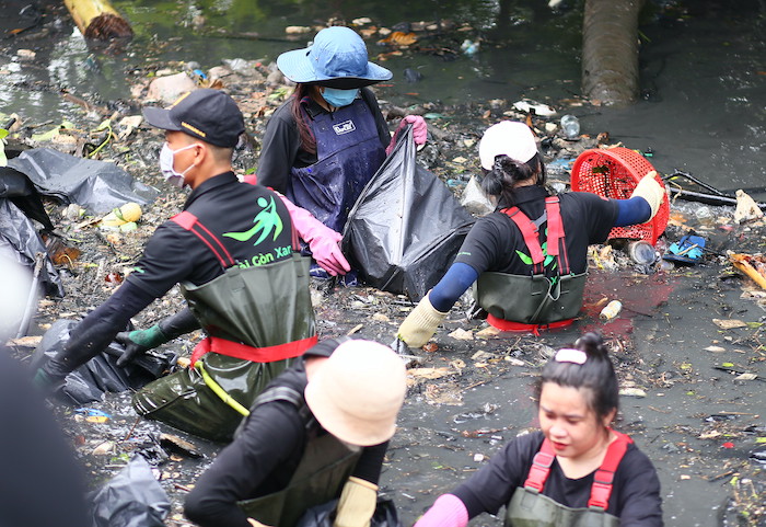 Nhóm bạn trẻ miệt mài, không ngại khó, ngại khổ!