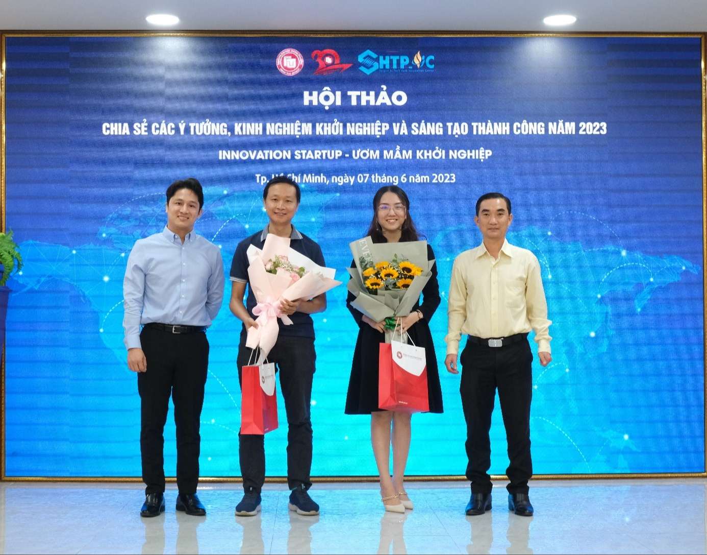 TS Lê Giang Nam và Anh Quách Anh Sen trao hoa cho các khách mời