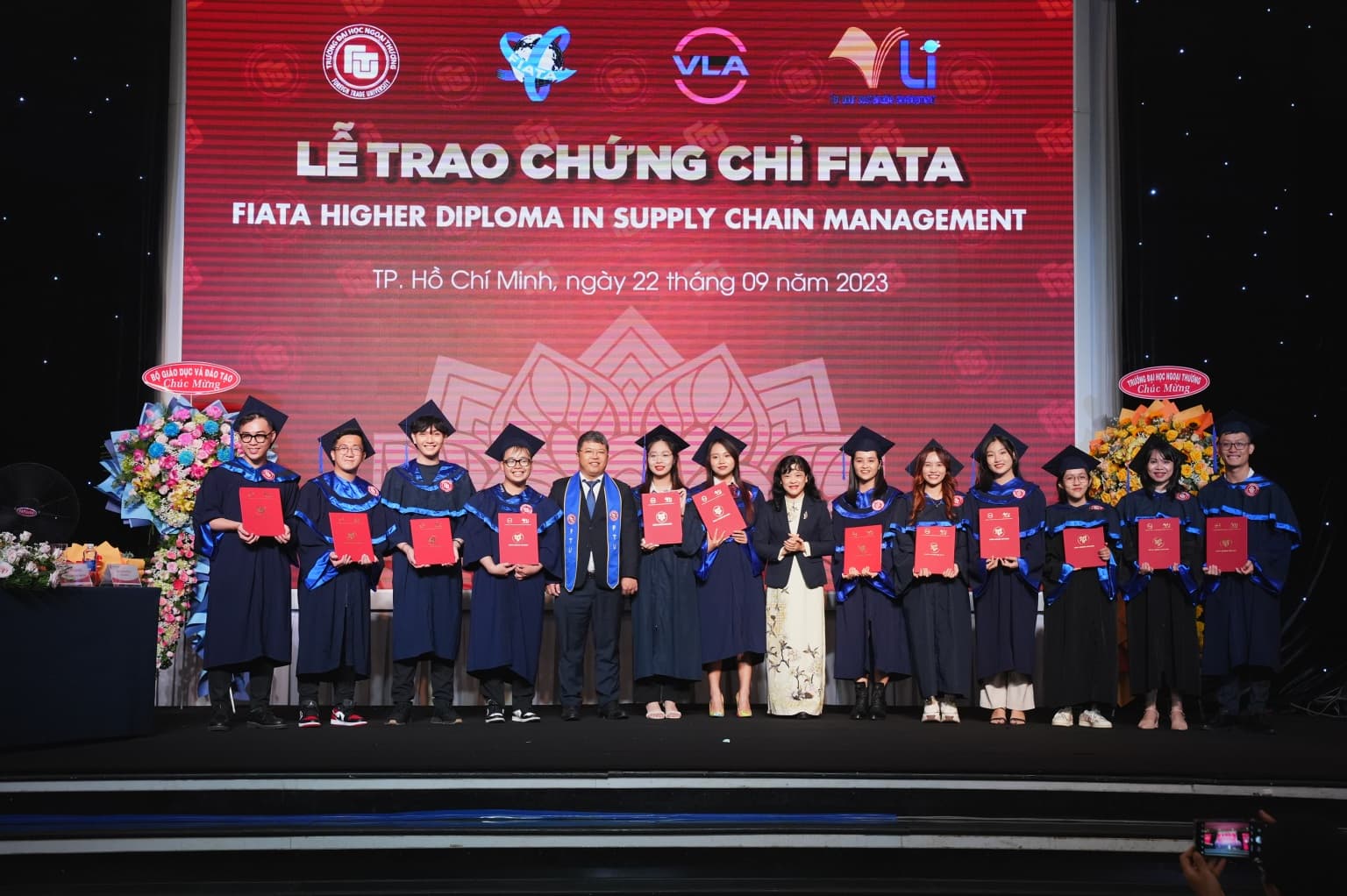PGS, TS Hồ Thị Thu Hòa – Viện trưởng Viện nghiên cứu và Phát triển Logistics  đại diện FIATA cùng PGS, TS Trần Quốc Trung – Phó Giám đốc Cơ sở II  trao bằng cho các tân cử nhân 