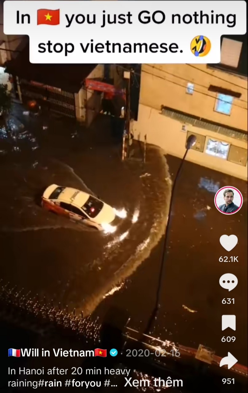 Video viral đầu tiên “Người Việt bất chấp đi xe dù đường có “ngập” đến cỡ nào”