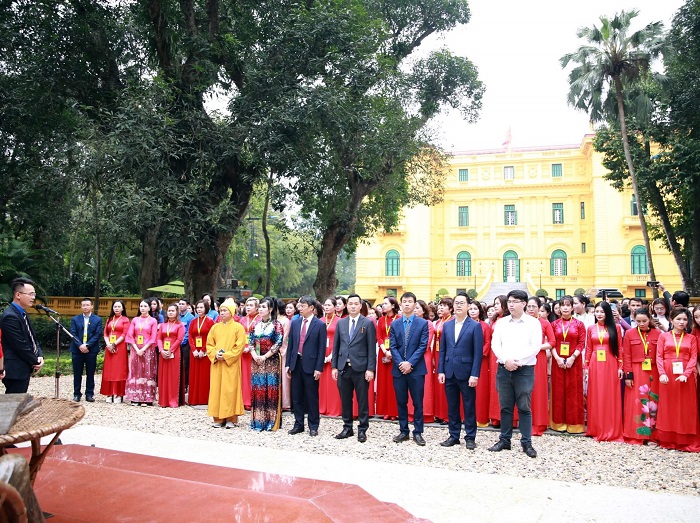 Alice Hạnh Nguyễn vinh dự nhận Huy hiệu Bác Hồ với phong trào “Người tốt, việc tốt”