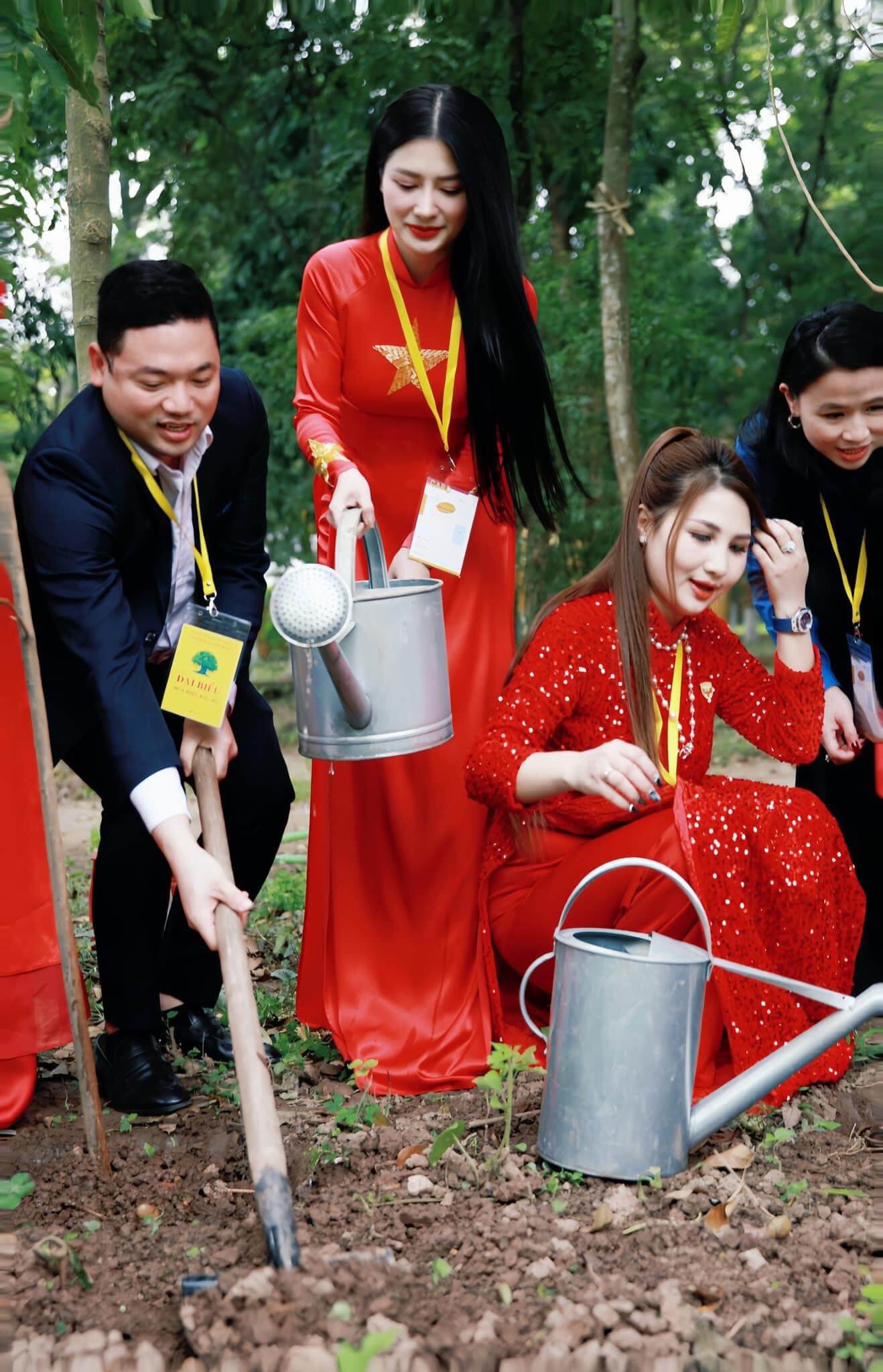 Alice Hạnh Nguyễn lăn xả hết mình trong chương trình trồng cây