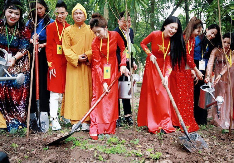 Không khí sôi nổi của các đại biểu tại buổi lễ trồng cây