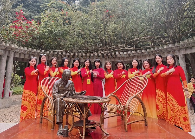 Đoàn đại biểu Habobi cùng chụp hình lưu niệm tại Phủ Chủ tịch